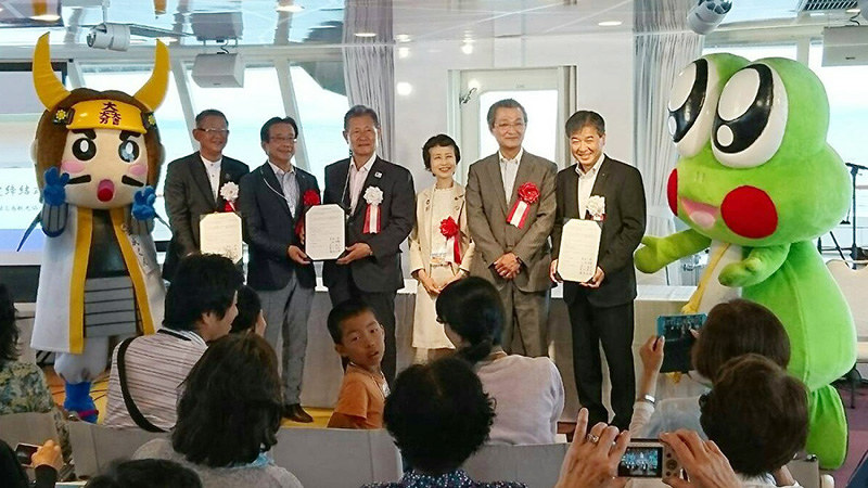 ビアンカ船内で行われた3観光協会の調印式で並ぶ滋賀県長浜、高島両市長ら=びわ湖高島観光協会提供