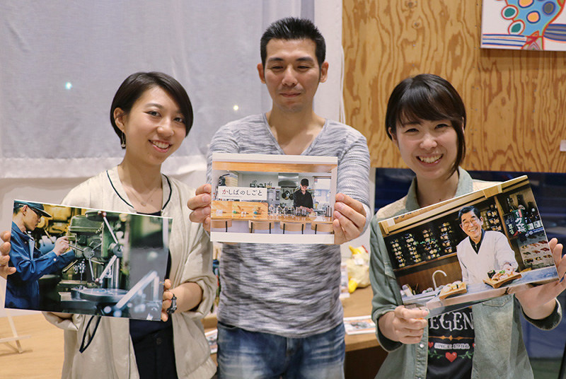撮影した写真や写真集を手にする(左から)木村華子さん、宮沢修平さん、重光あさみさん=奈良県香芝市で、藤原弘撮影