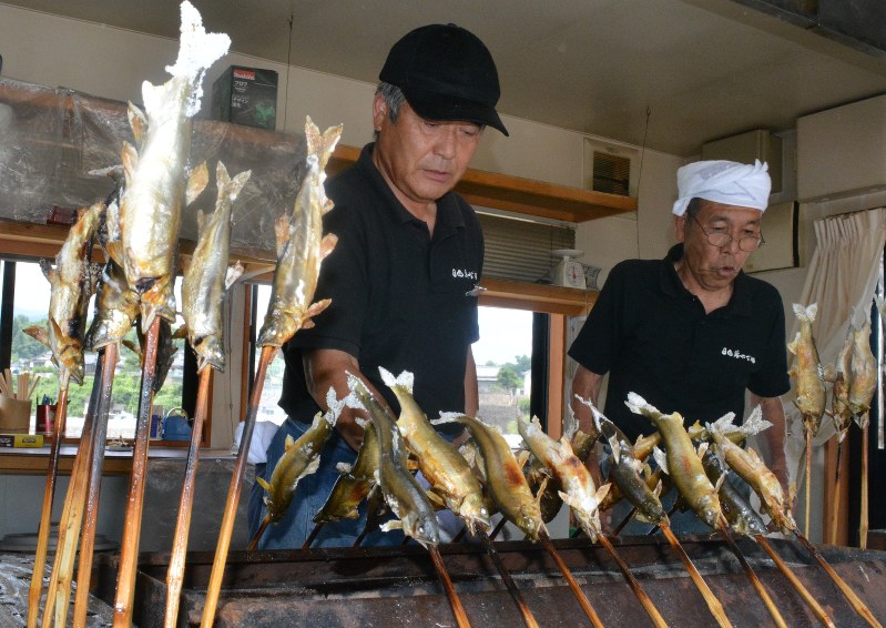 やな場茶屋の人気料理ナンバー1はアユの塩焼き