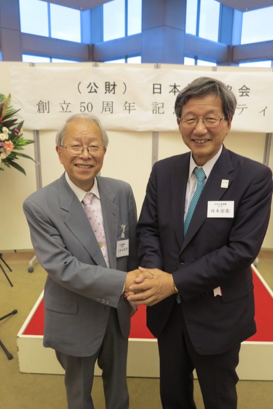 日本城郭協会の小和田哲男理事長(左)と岡本国衛さん(右)=森忠彦撮影