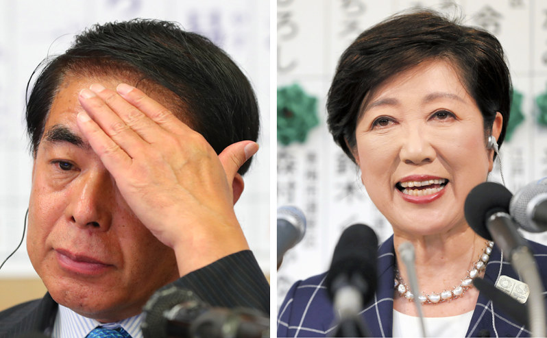 (右)東京都議選の開票速報を見ながら、笑顔を見せる小池百合子都知事=東京都新宿区で2日、小川昌宏撮影(左)劣勢が伝えられ、厳しい表情を見せる同党の下村博文・東京都連会長=東京都千代田区の同党本部で、長谷川直亮撮影