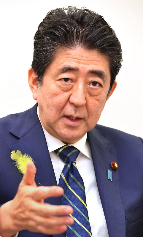 毎日新聞のインタビューに答える安倍晋三首相=首相官邸で3日午後5時14分、川田雅浩撮影