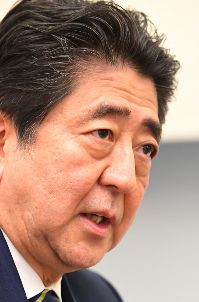 都議選の結果を受けインタビューに答える安倍晋三首相＝首相官邸で３日午後５時２４分、川田雅浩撮影