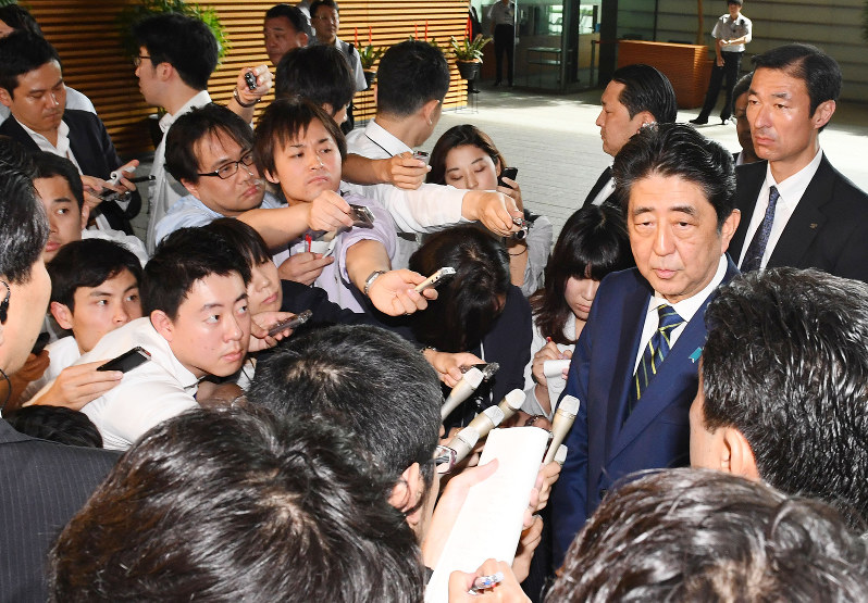 前夜の東京都議選の結果を受け、報道陣の質問に答える安倍晋三首相=首相官邸で2017年7月3日午前8時43分、川田雅浩撮影