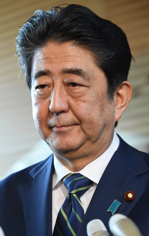 東京都議選の投開票から一夜明け、硬い表情で報道陣の取材に答える安倍首相=首相官邸で2017年7月3日午前8時43分、中村藍撮影