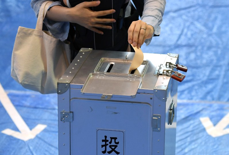 投票箱に投じられる1票=東京都中央区で2017年7月2日午前11時23分、竹内紀臣撮影