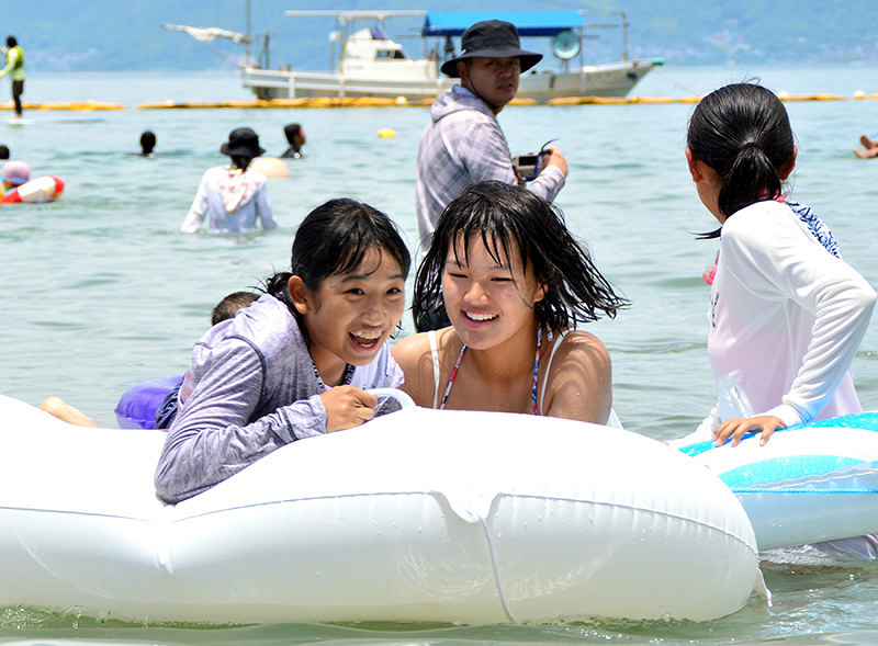 海開き 真夏日 初泳ぎ 魚のつかみ取り大会も 尾道 瀬戸田 広島 毎日新聞