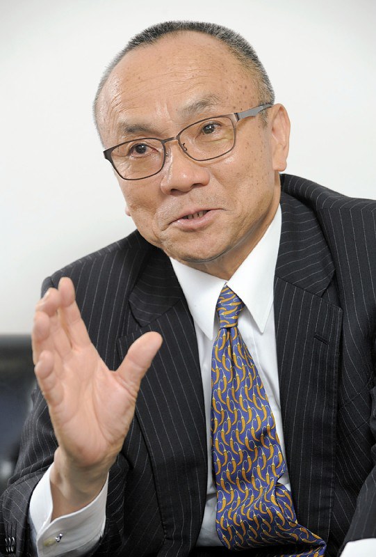 「息抜きは週末に帰る甲府の実家での野良仕事と犬と遊ぶこと」と話す村田博文さん=八木正撮影