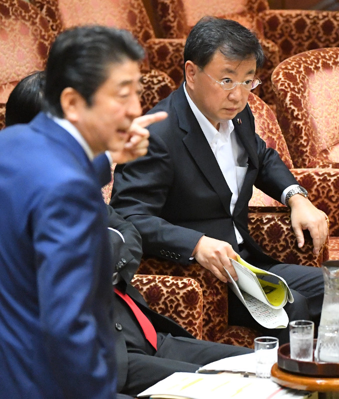 参院予算委員会で学校法人「加計学園」に絡む文部科学省の文書についての質問に対し安倍晋三首相(左)から答弁を指示される松野博一文科相=国会内で6月16日、川田雅浩撮影