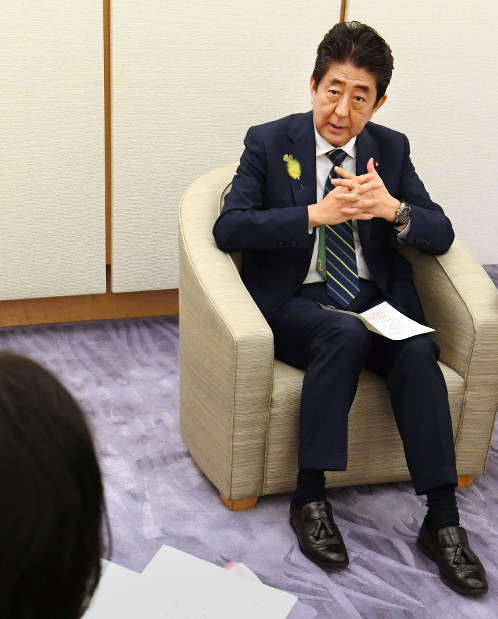 佐藤千矢子毎日新聞政治部長（手前）のインタビューに答える安倍晋三首相＝首相官邸で２０１７年７月３日、川田雅浩撮影