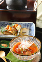 きょうの噺「くっしゃみ講釈」をお題にした料理。赤い沢煮汁(手前)、舌平目のから揚げ(奥)=菅知美撮影