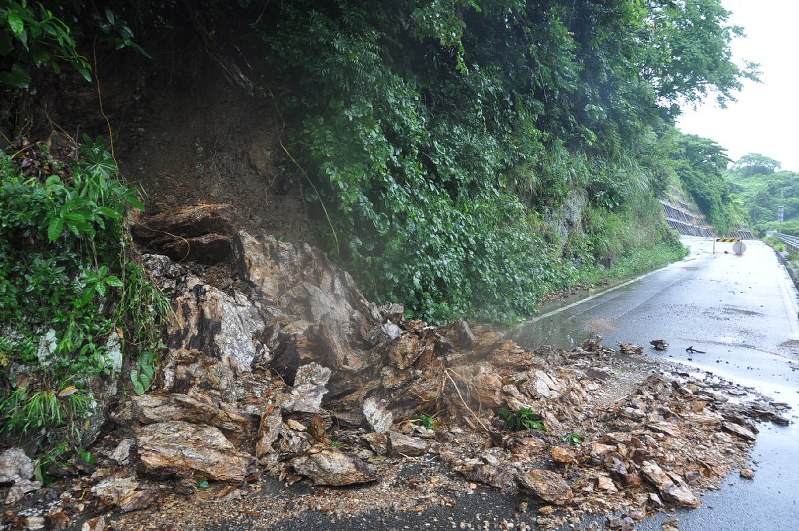 土砂崩れで通行止めになった県道=島根県浜田市で5日午前10時31分、関谷徳撮影