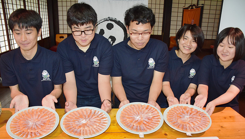 長浜バイオ大が開発した餌で育ったビワマスの刺身=滋賀県長浜市南浜町のびわ鮎センターで、若本和夫撮影