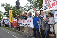 「オスプレイ配備反対」と声を上げる市民ら