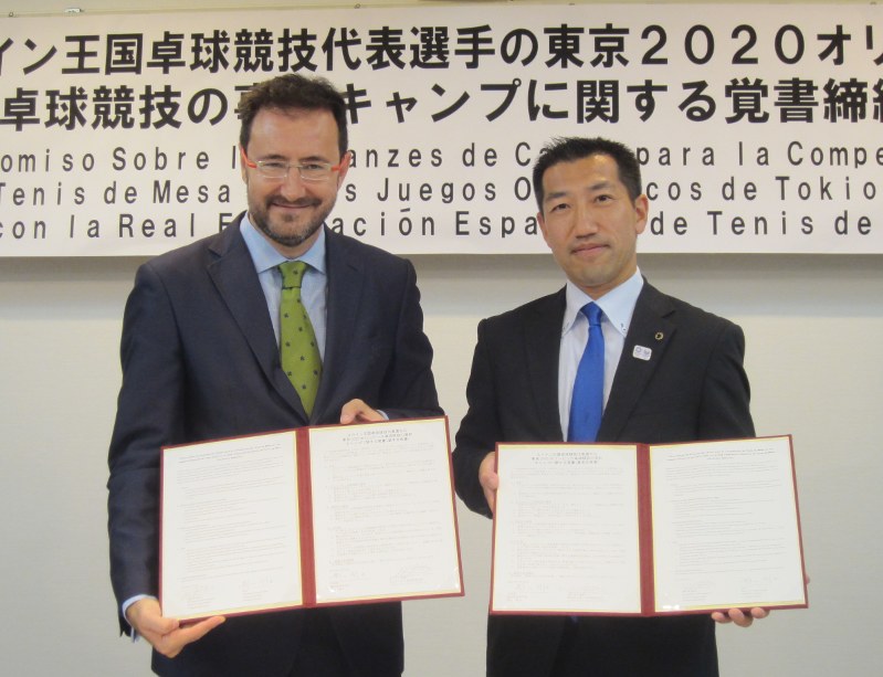 事前合宿の覚書を結んだ影山剛士・湖西市長(右)とスペイン卓球連盟のミゲル・アンヘル・マチャド会長=同市で