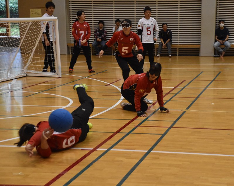 熱のこもった練習をする選手たち=所沢市並木の所沢市民体育館で