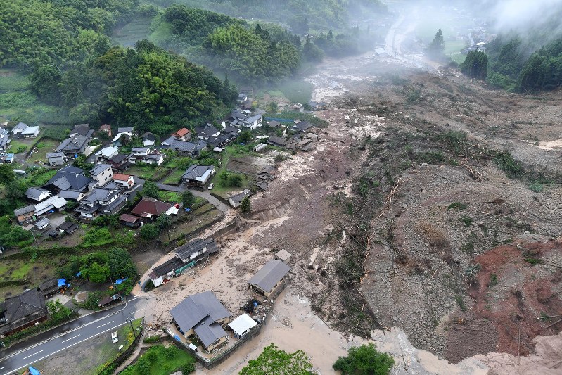 大規模な土砂崩れの現場=大分県日田市小野で2017年7月6日午前9時59分、本社ヘリから大西岳彦撮影