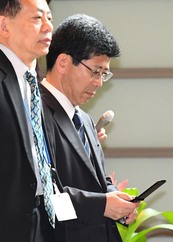 首相官邸を出る財務省理財局長だった佐川宣寿国税庁長官=2017年7月5日午前11時39分、川田雅浩撮影