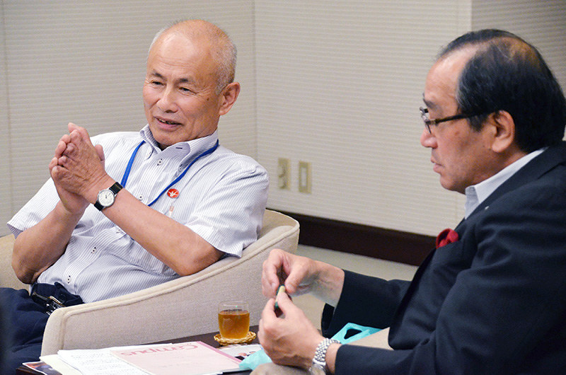 記念品を見せながら、ニューヨークでの様子を松井一実・広島市長(右)に報告する箕牧智之さん=広島市役所で、竹下理子撮影