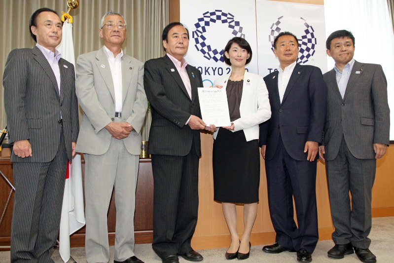 丸川珠代五輪担当相(中央右)に要請書を渡す(左から)富岡勝則・朝霞市長、川合善明・川越市長、上田清司知事、並木傑・新座市長、松本武洋・和光市長=東京都千代田区永田町の中央合同庁舎で