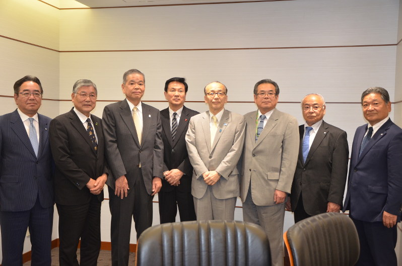 NAAの夏目誠社長(左から3人目)に対し、機能強化案の見直し要望に訪れた森田健作知事(同4人目)と周辺自治体の首長ら。足並みをそろえ見直しは実現したが、地域振興策を巡る思惑は異なる=東京都内で