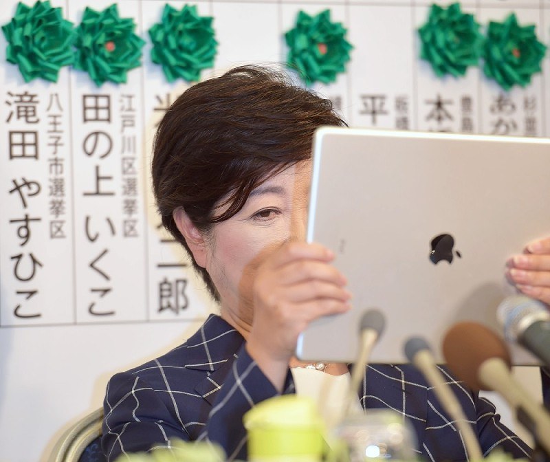 東京都議選の投開票日に、集まった報道陣をタブレット端末で撮影する小池百合子知事=東京都新宿区で2日、藤井達也撮影