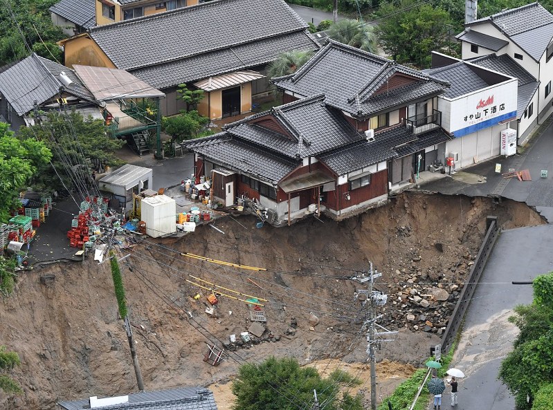 大雨に地面をえぐられ崩れかけている家屋=福岡県朝倉市で6日午後2時46分、本社ヘリから大西岳彦撮影