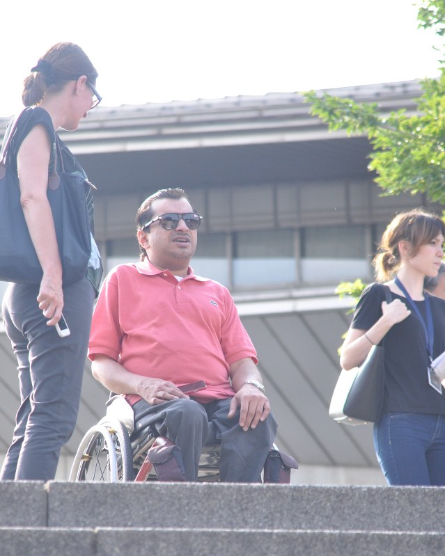 東京体育館周辺を視察したアジア・パラリンピック委員会(APC)のラシド会長(中央)