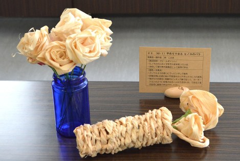 カンナくずを使ってバラの花を表現した「ヒノキのバラ」