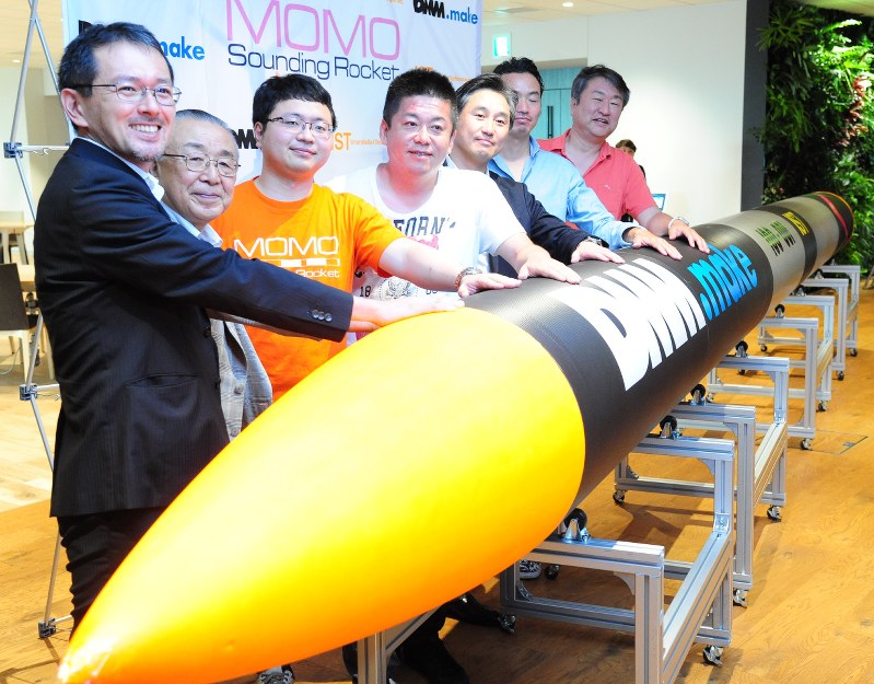 ロケットの実物大模型の前で記念撮影するインターステラテクノロジズの稲川貴大社長(左から3人目)、堀江貴文さん(同4人目)ら=東京都港区で2017年7月6日午後4時45分、酒造唯撮影
