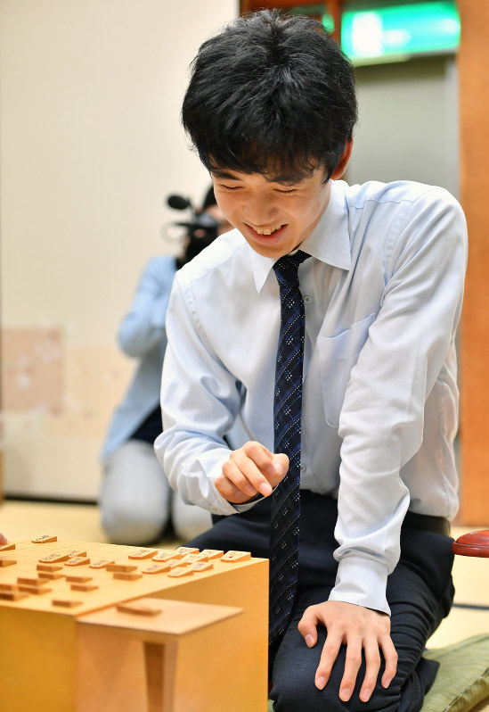 名人戦の順位戦で中田功七段を破り感想戦をする藤井聡太四段=大阪市福島区で2017年7月6日午後10時35分、猪飼健史撮影
