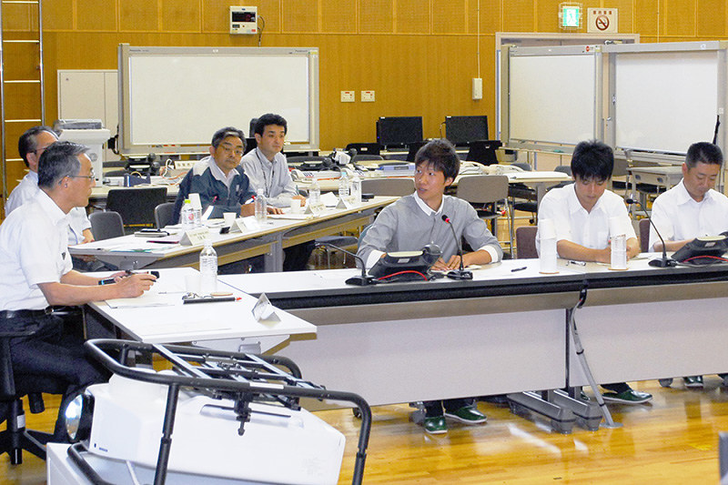 原子力規制委員会の田中俊一委員長(左端)に質問する福井県高浜町の町民=同町薗部の高浜原子力防災センターで、近藤諭撮影