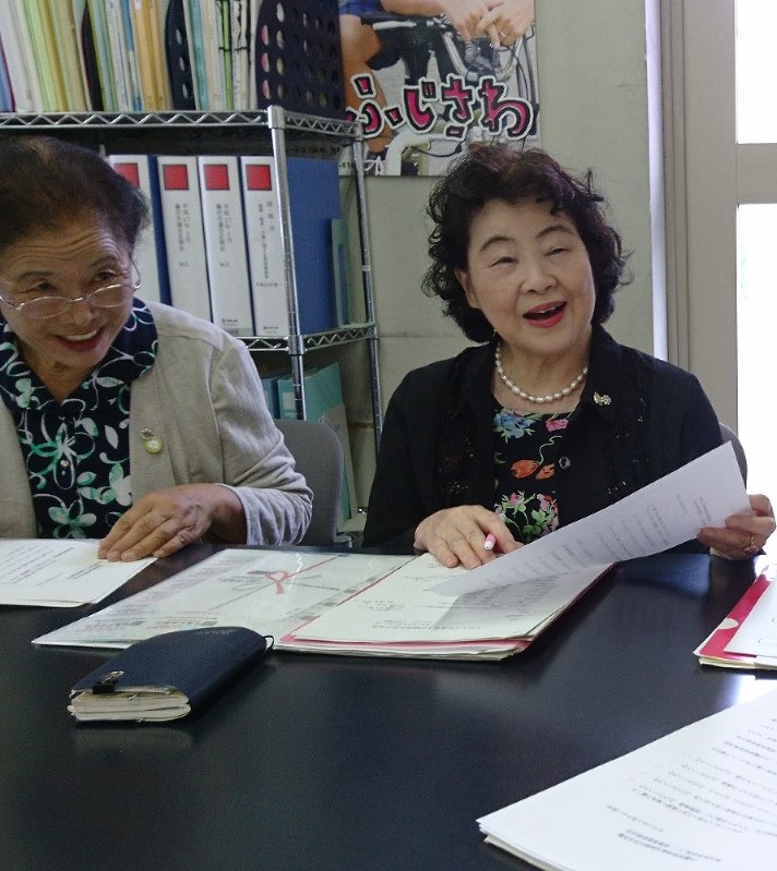 民生委員の仲間と打ち合わせをする浅野朝子さん(右)=神奈川県藤沢市で