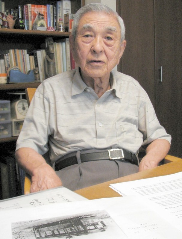 核兵器禁止条約の採択を喜ぶ三宅信雄さん。路面電車で被爆した体験を忘れることはできない=志木市で2017年6月22日、木村健二撮影