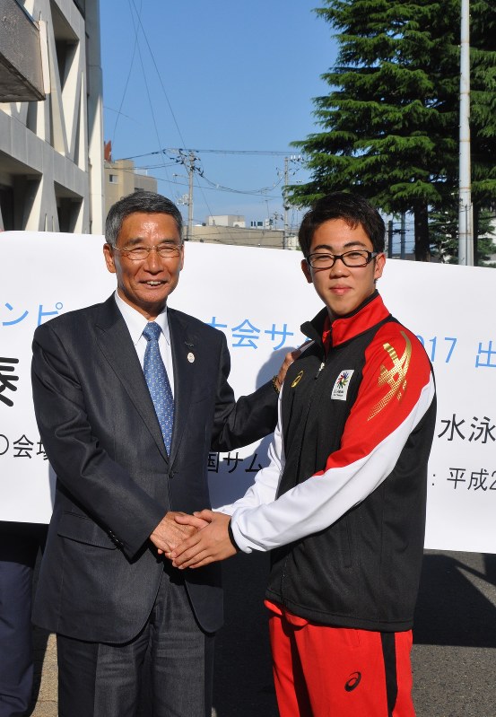 佐藤市長(左)から激励されるデフリンピック代表の星泰雅さん=塩釜市役所で