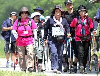 埼玉県志木市で今年5月に開かれたウオーキング大会。多くの市民が参加した=橋本政明撮影