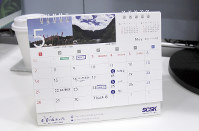 SCSKでは、社員向けの卓上カレンダーに有休取得予定をシールで記載しスケジュールを管理する=SCSK提供