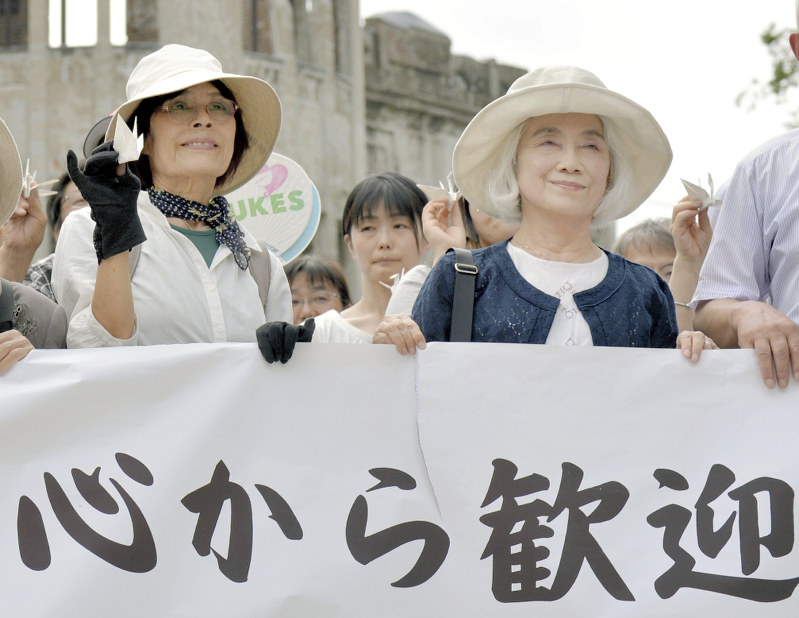 核兵器禁止条約の採択を祝った集会に参加した「核兵器廃絶をめざすヒロシマの会」共同代表の森滝春子さん(右)=広島市中区で2017年7月8日、山田尚弘撮影