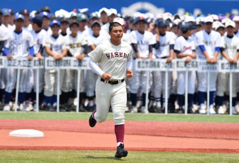 東・西東京大会の開会式で選手宣誓に走って向かう早稲田実の清宮=宮間俊樹撮影