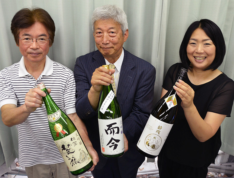 全国新酒鑑評会で金賞を獲得した伊賀地域の3蔵元と銘柄=三重県伊賀市役所で、大西康裕撮影