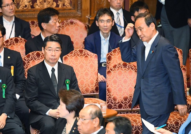 参院文教科学、内閣両委員会の連合審査会に臨む前川喜平・前文科事務次官(左から2人目)と菅義偉官房長官(右端)=国会内で2017年7月10日午後2時19分、川田雅浩撮影