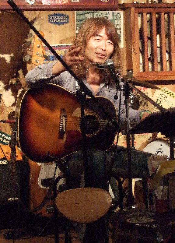 曲の合間に軽妙なトークを披露する井上ともやすさん=東京・銀座で