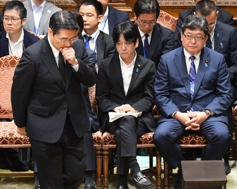 衆院文部科学、内閣両委員会の連合審査会で学校法人「加計学園」に絡む文部科学省の文書などについて答弁に向かう前川喜平・前文部科学事務次官(左)。右は萩生田光一官房副長官、中央は義家弘介副文科相=国会内で2017年7月10日、川田雅浩撮影
