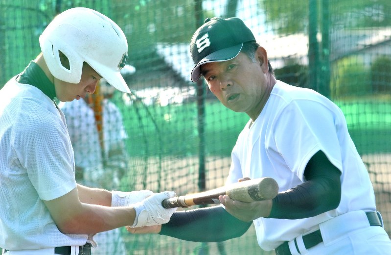 高校野球 名捕手 中尾さん 野球に恩返し 中日 巨人で活躍 専大北上率い甲子園目指す 毎日新聞