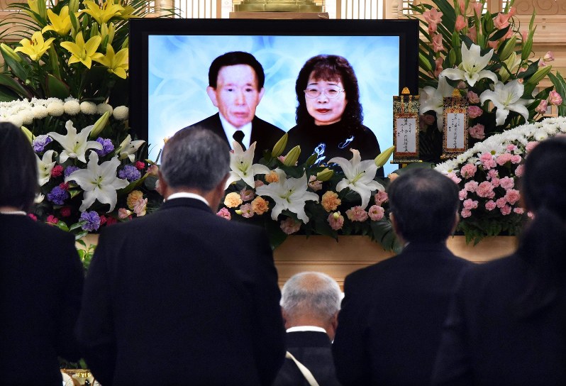九州北部豪雨で犠牲になった大分県日田市の矢野英俊さんと妻知子さんの通夜には多くの参列者が集まった=大分県日田市三和の総合葬祭あやめ会館で2017年7月9日、土田暁彦撮影