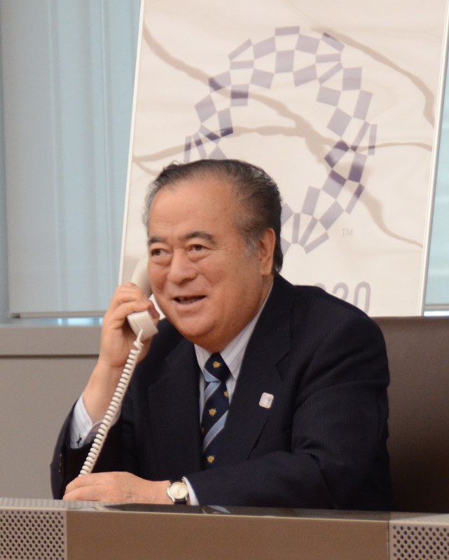 カシマスタジアムの正式承認を電話で伝えられた橋本昌知事=水戸市の県庁で