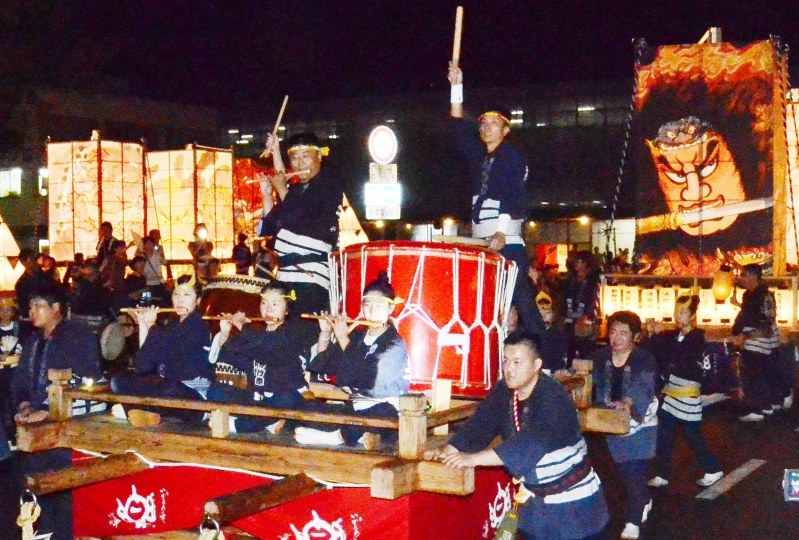 祭りを盛り上げた笛や太鼓のはやしと大灯籠山車