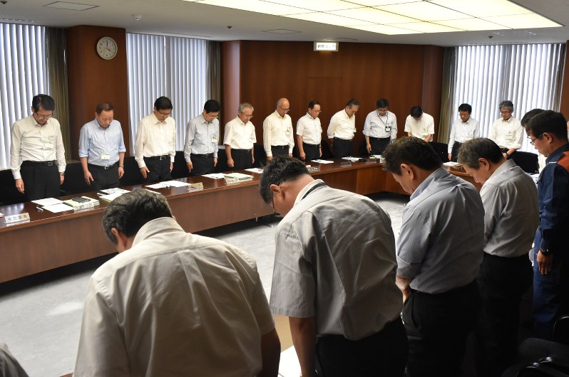 九州北部豪雨の犠牲者のために黙とうする北九州市の幹部ら