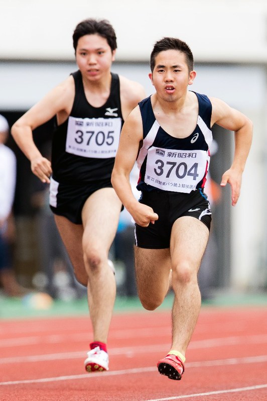 関東パラ選手権で好結果を残した反町(右)=写真家・越智貴雄さん撮影