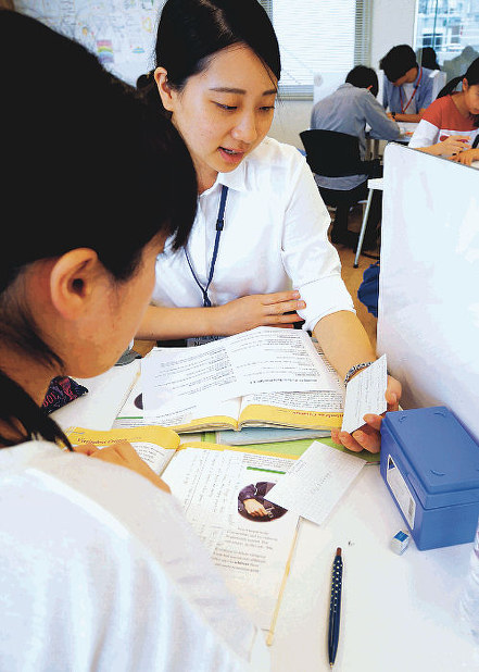 英語塾「キャタル」で学ぶ子どもたち。読む・聞く・書く・話すの4技能に磨きをかける=東京都渋谷区で2017年7月9日午前11時13分、水戸健一撮影